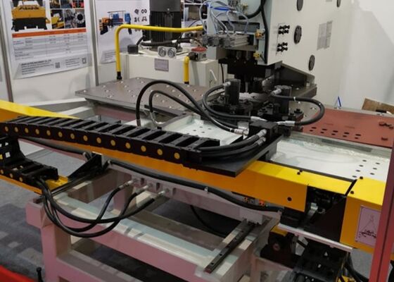 강철 타워 산업에 사용 된 Cnc 판 펀칭 머신 4 다이 스테이션 Cnc 펀칭 머신