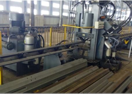 고속 자동 CNC 수압 펀칭 표시 절단 기계 3 CNC 축 각 구멍 철 연결판 통신