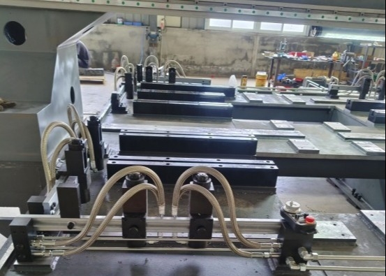 7.5KN 클램핑력 자동 CNC 플레이트 드릴링 머신 28mm T-슬롯 폭 0.45KW 냉각 전력